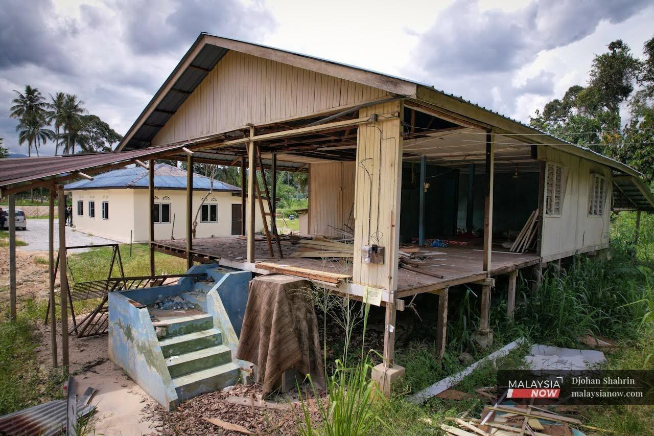 Sebuah rumah yang ditinggalkan mangsa banjir di Hulu Langat akibat kerosakan teruk.