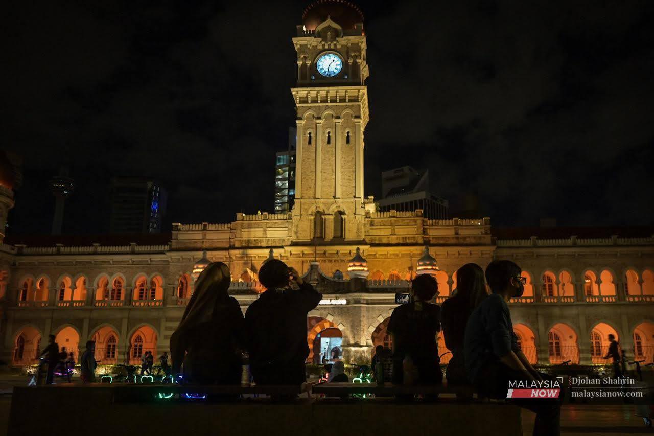 Golongan remaja dilihat masih berada di luar rumah selepas tengah malam di pusat bandar Kuala Lumpur.