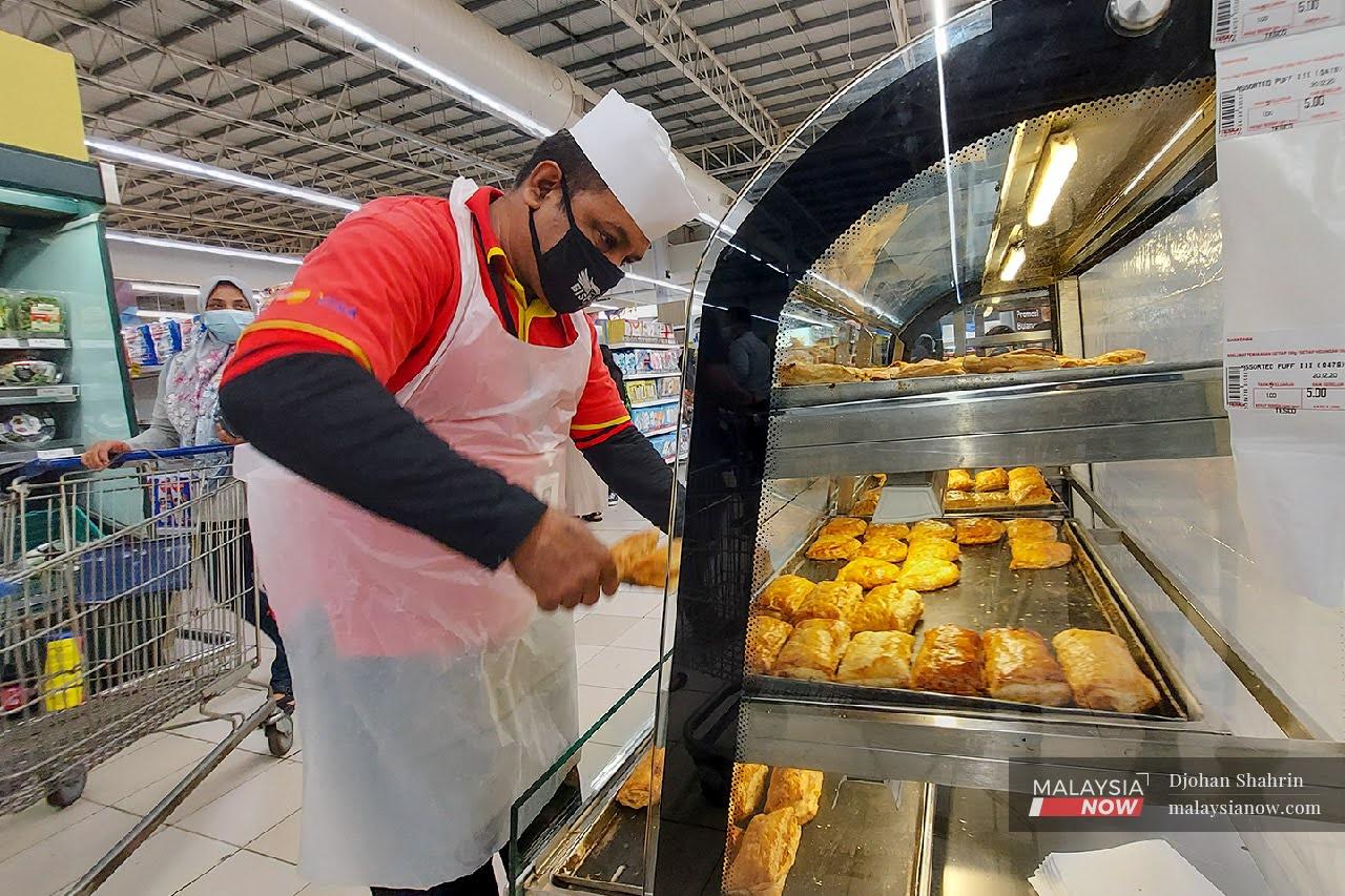 Pekerja asing dipercayai warga Bangladesh, sedang bekerja di sebuah pasar raya Kuala Lumpur.