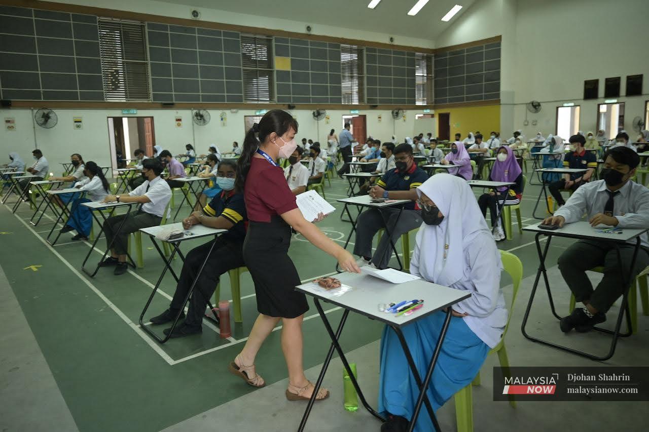 Gambar fail pejar mengambil peperiksaan Sijil Pelajaran Malaysia pada Mac tahun ini.