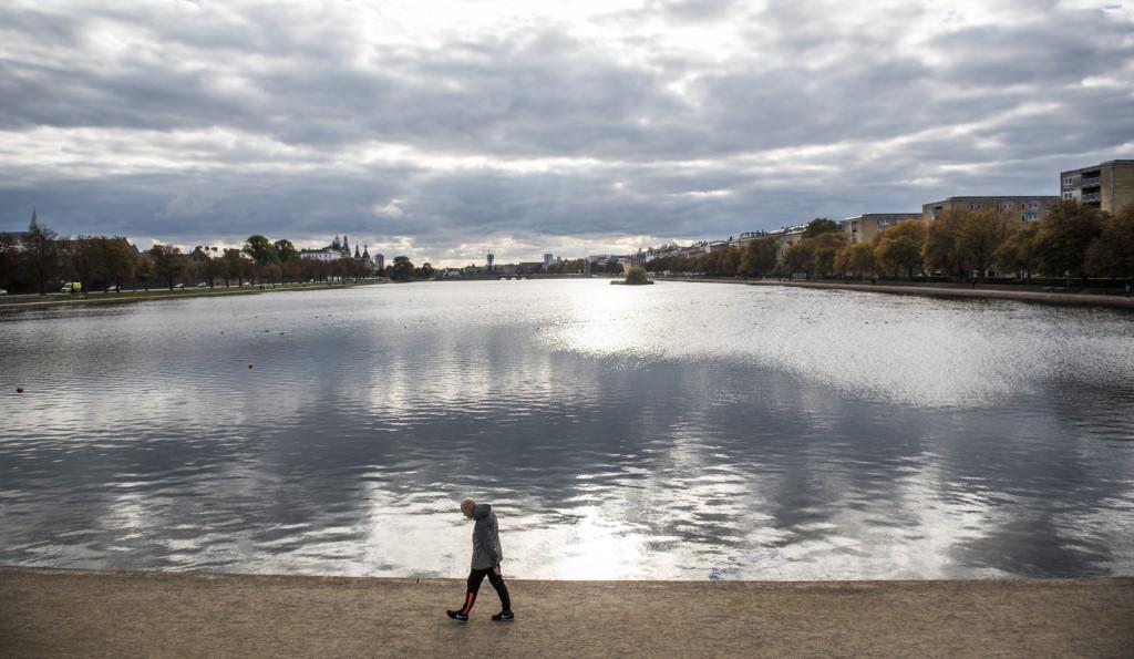 A man walks along the Sorted lake in central Copenhagen on Oct 10, 2015. Photo: AFP