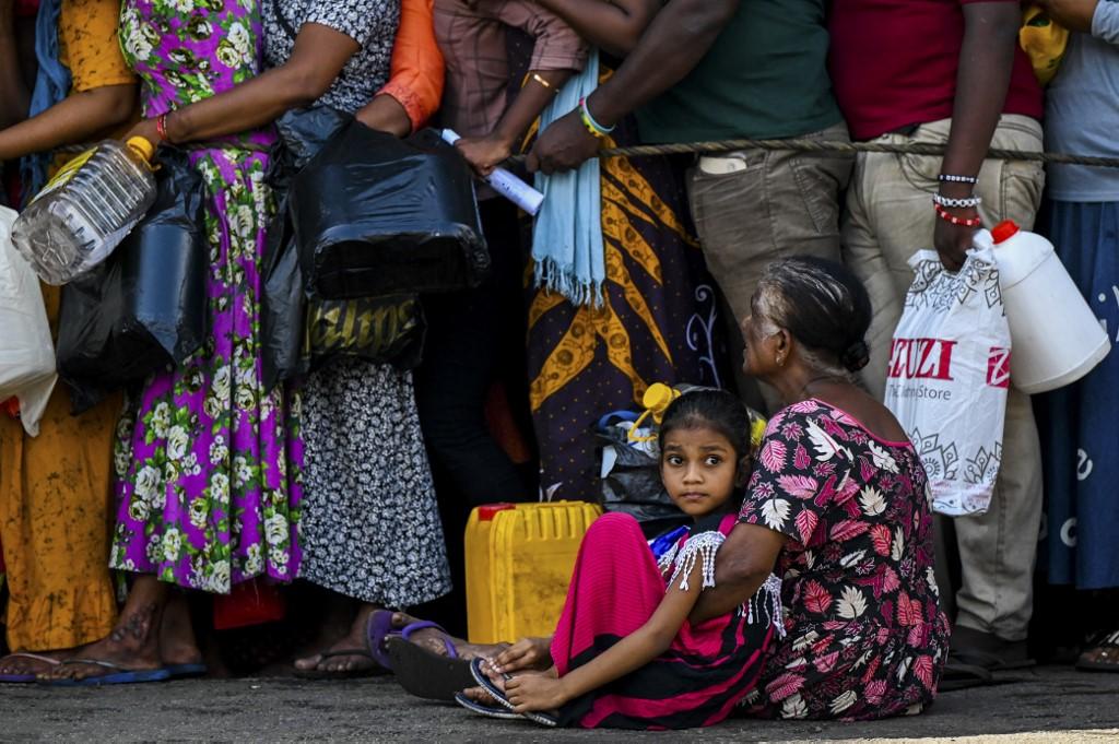 People queue up to buy kerosene for domestic use at a supply station in Colombo on May 26. Photo: AFP
