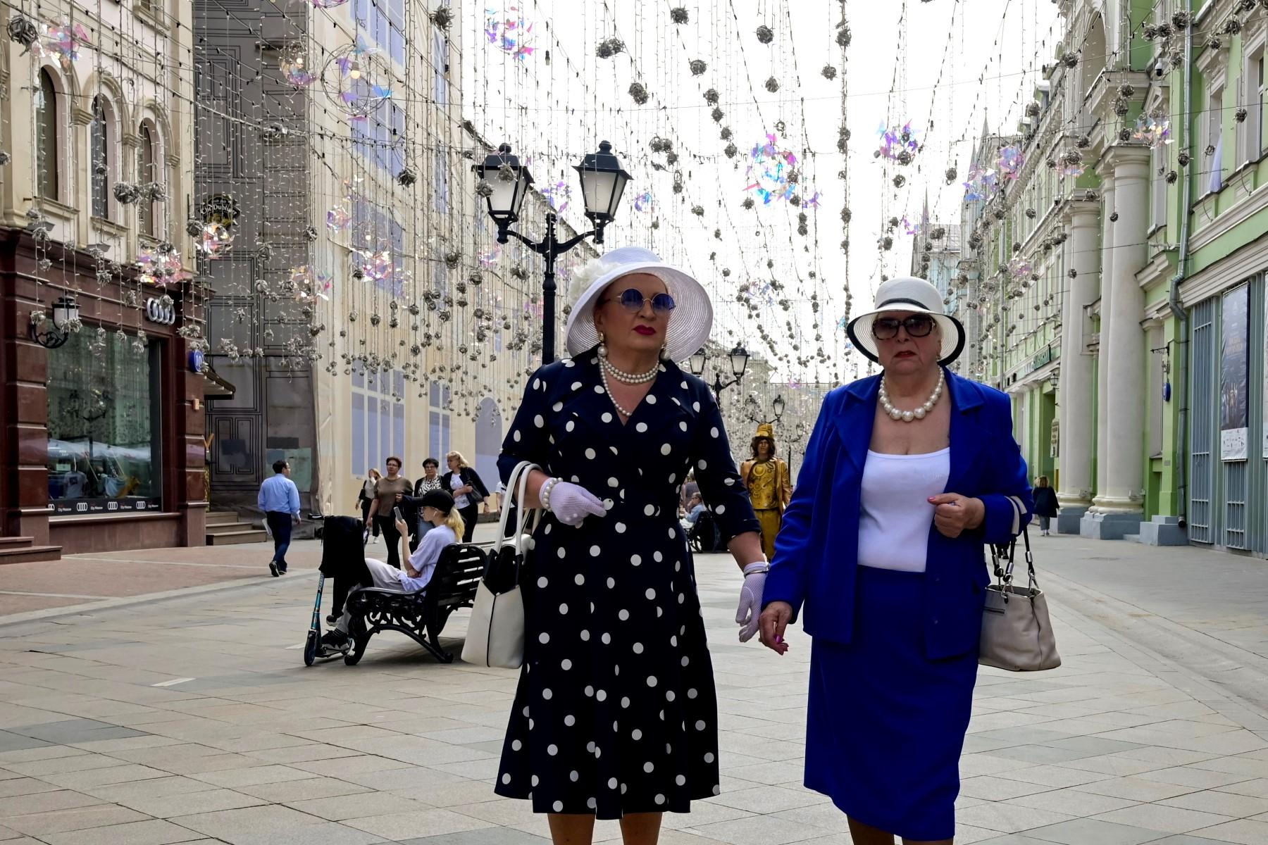 Women stroll along Nikolskaya Street in downtown Moscow on June 2. Photo: AFP
