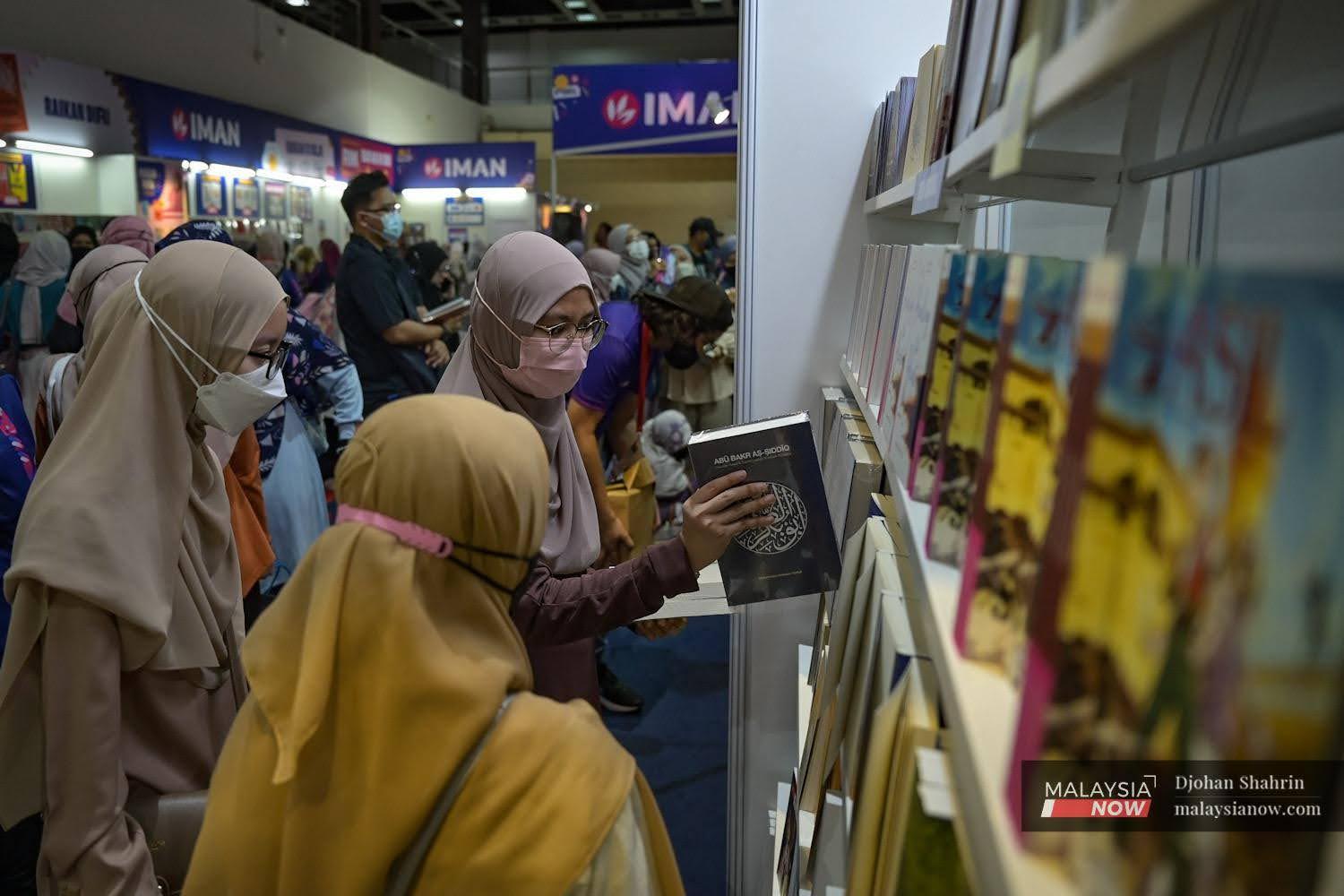 Orang ramai memilih buku ketika Pesta Buku Antarabangsa Kuala Lumpur baru-baru ini.