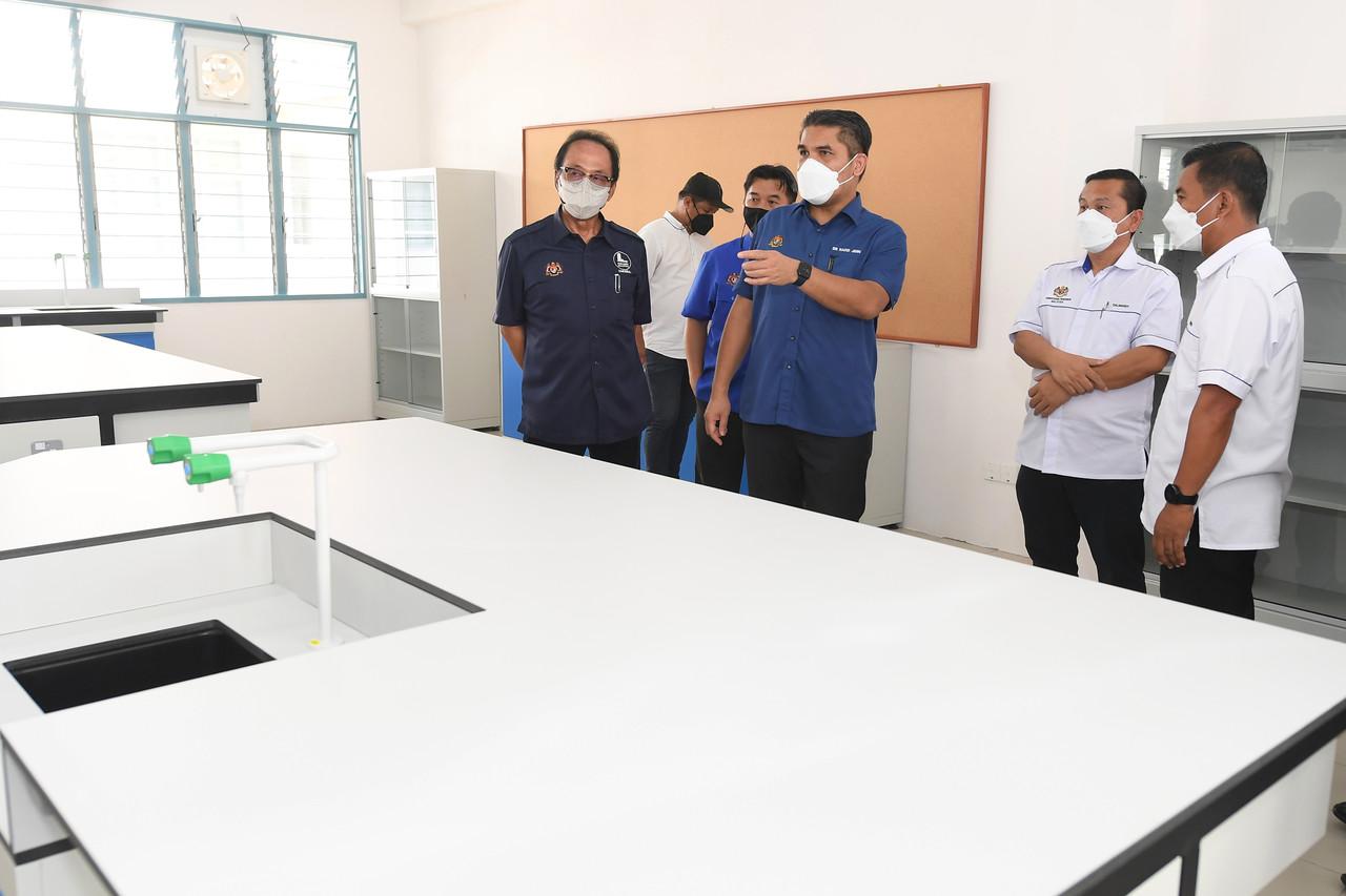 Education Minister Radzi Jidin (second left) visits a lab after officiating the new SMK Libaran building in Sandakan yesterday. Photo: Bernama