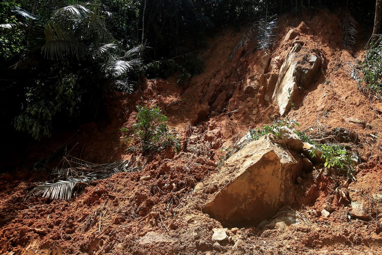 Gambar fail tanah runtuh di Kg Batu Mei, Negeri Sembilan pada Mei lalu. Tanah runtuh berlaku akibat hujan lebat berterusan selama beberapa jam. Gambar: Bernama
