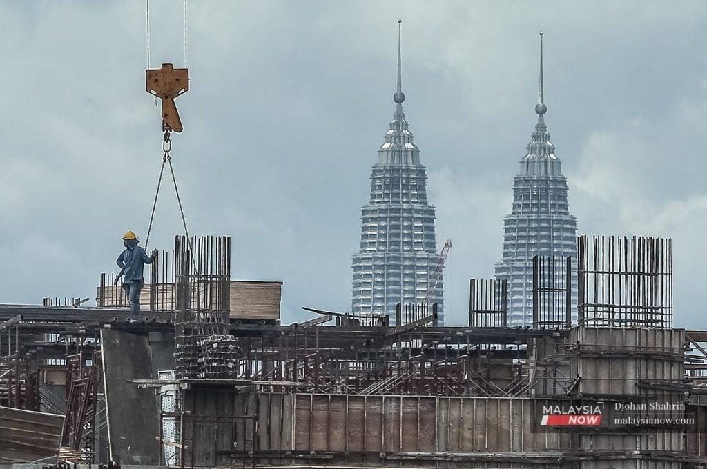 Data industri menunjukkan Malaysia kekurangan sekurang-kurangnya 1.2 juta pekerja dalam sektor perkilangan, perladangan dan pembinaan.