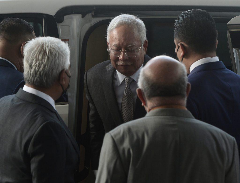Najib ketika tiba di Mahkamah Tinggi Kuala Lumpur semalam. Gambar: Bernama