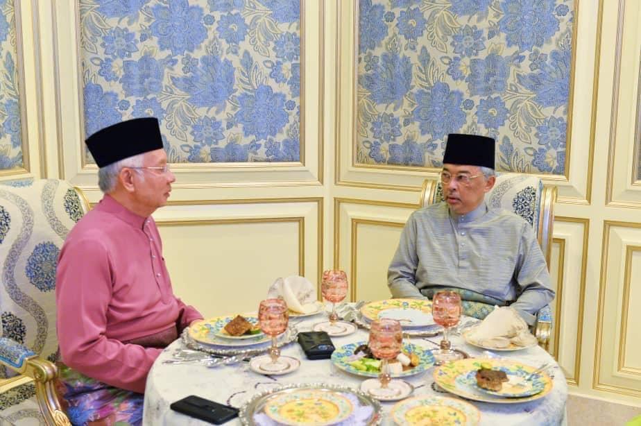 Bekas perdana menteri Najib Razak bersama Yang di-Pertuan Agong Sultan Abdullah Sultan Ahmad Shah  dalam sebuah majlis Hari Raya di Istana Abdul Aziz, Kuantan, Pahang. Gambar: Facebook