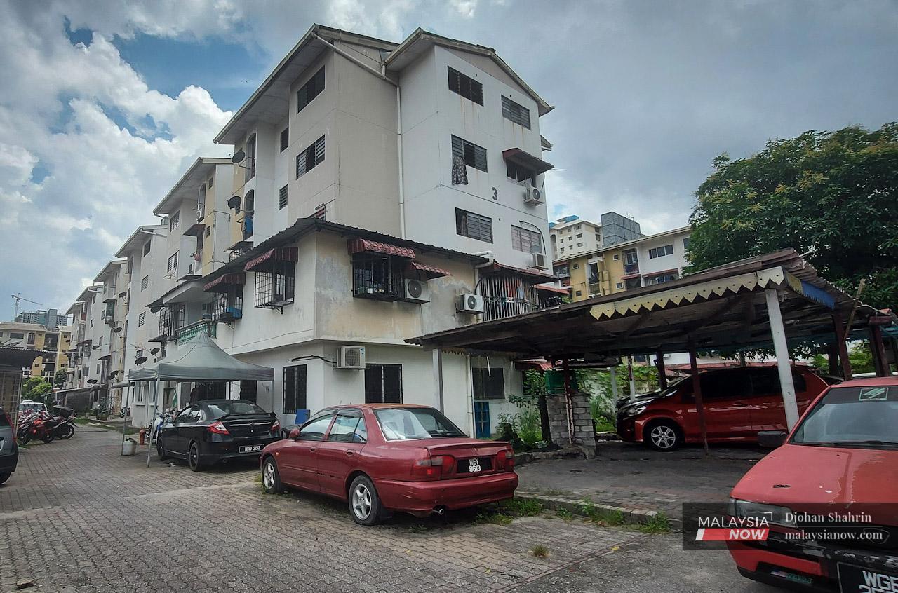 Ubahsuai di flat kos rendah di kawasan Taman Medan, Petaling Jaya, Selangor dipercayai dilakukan tanpa permit sah dari pihak kerajaan tempatan.