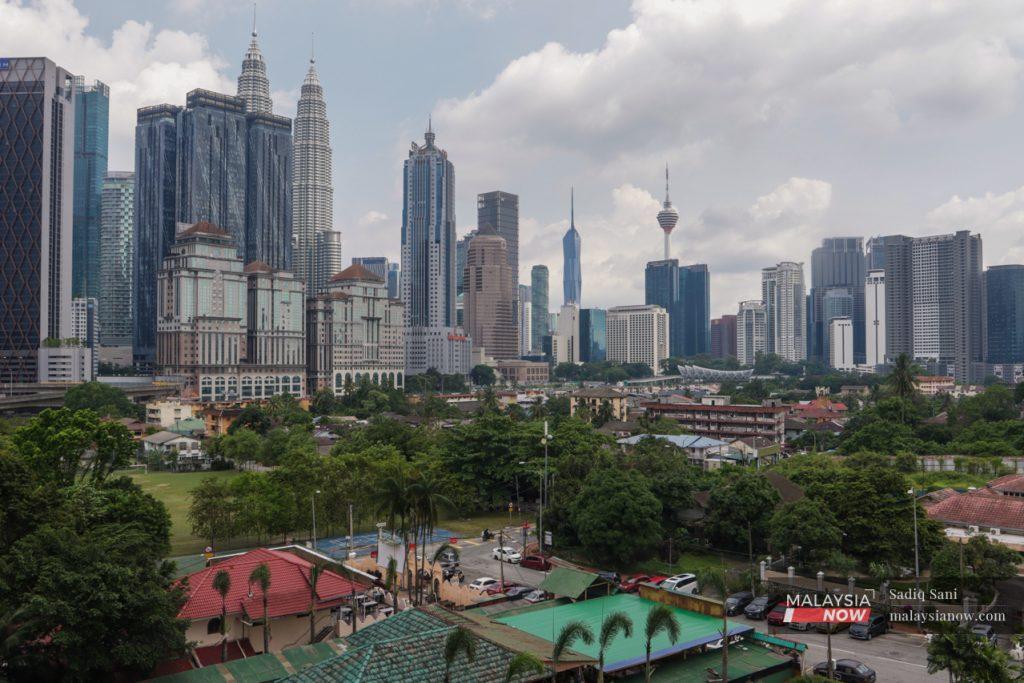 Pemandangan Kampung Baru berlatarkan bangunan pencakar langit di Kuala Lumpur.