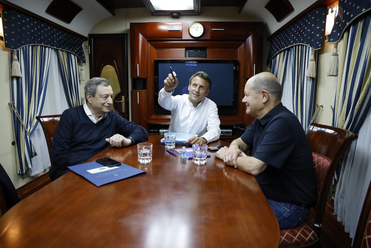 French President Emmanuel Macron (centre), German Chancellor Olaf Scholz (right) and Italian Prime Minister Mario Draghi (left) travel on board a train bound for Kyiv after departing from Poland on June 16. Photo: AFP