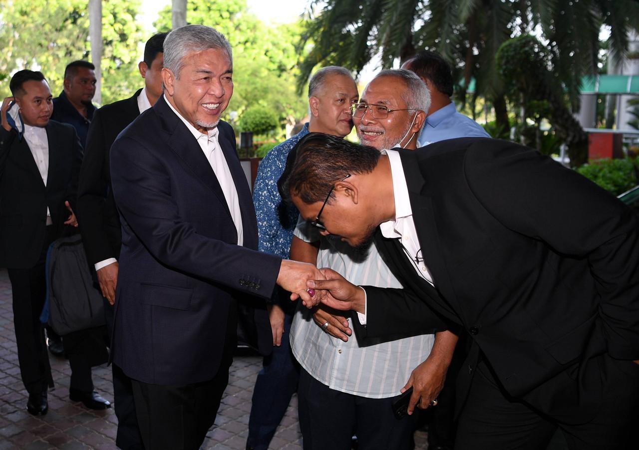 Former deputy prime minister Ahmad Zahid Hamidi is greeted upon his arrival at the Shah Alam High Court today. Photo: Bernama