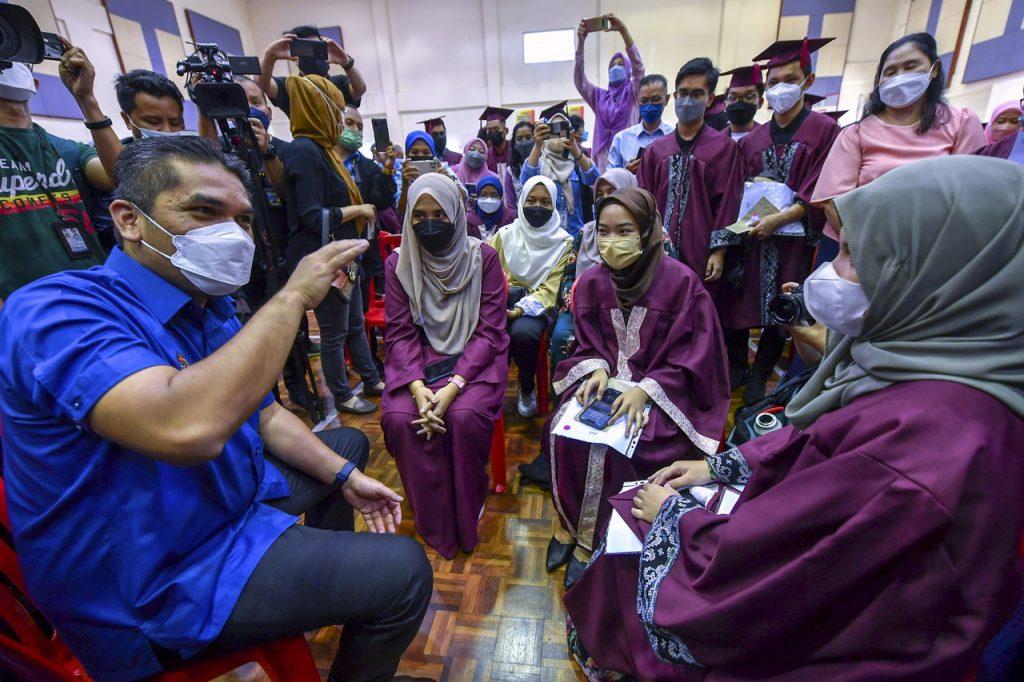 Menteri Pendidikan Radzi Jidin bercakap dengan calon SPM 2021 di SMK Presint 18 (1) di Putrajaya hari ini. Gambar: Bernama
