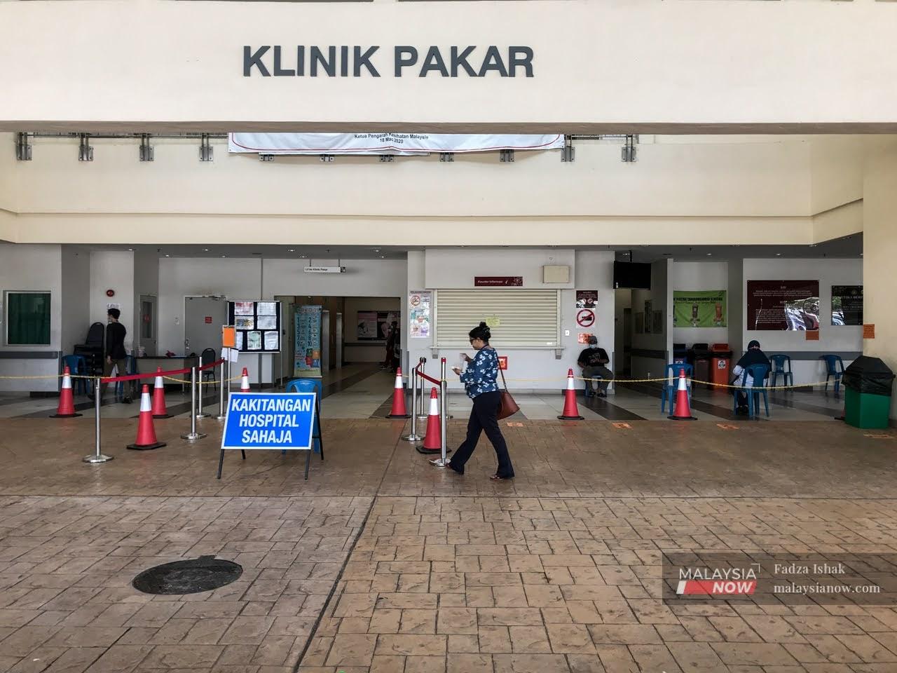 Seorang wanita berjalan di bangunan klinik pakar, Hospital Shah Alam, Selangor. Malaysia antara negara yang membuat pelaburan besar dalam sektor kesihatan awam sejak sekian lama bagi memastikan penjagaan kesihatan rakyat terjamin.