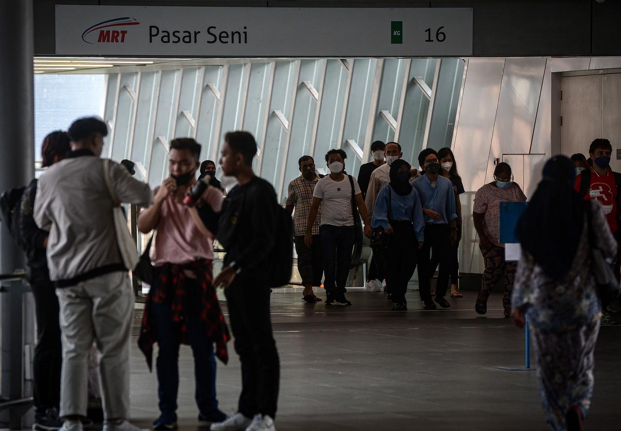 Commuters make their way through the Pasar Seni MRT station in Kuala Lumpur. Photo: Bernama