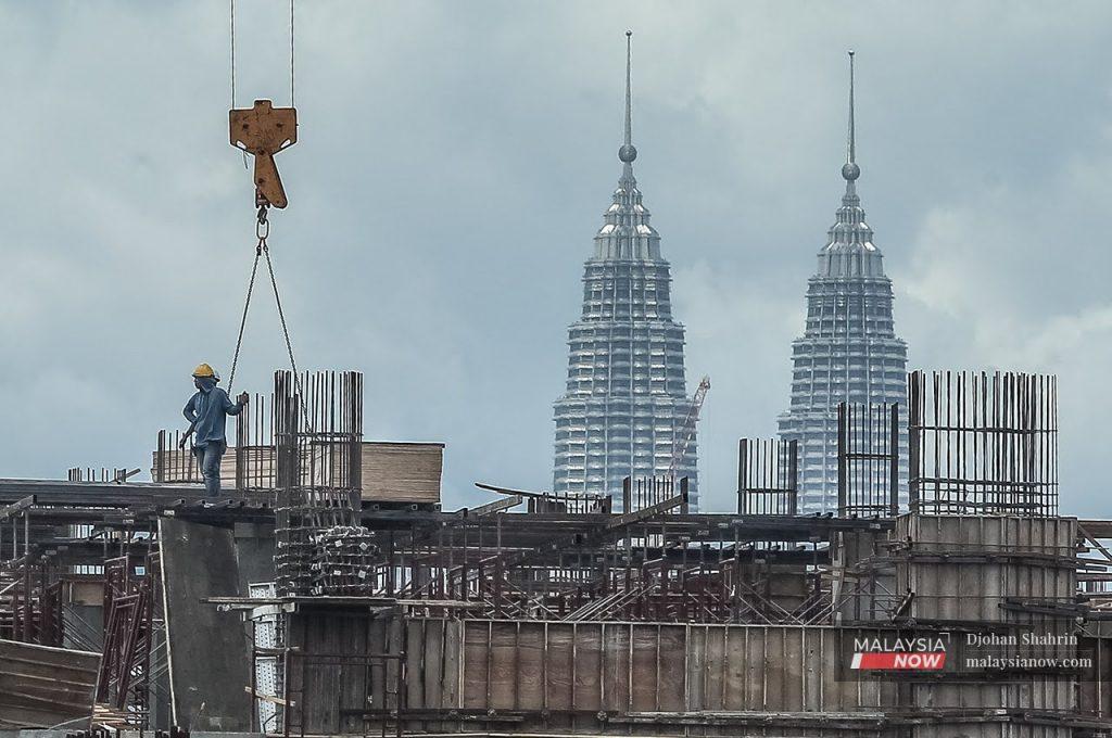 Pekerja asing bekerja di sebuah tapak bina di Jalan Sungai Besi, Kuala Lumpur.