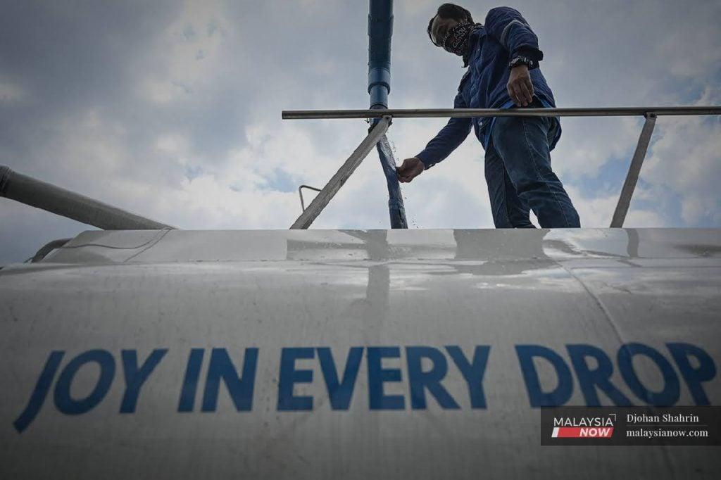 An Air Selangor worker fills a tanker with water to be distributed in Lembah Jaya, Ampang, in this October 2021 file picture.