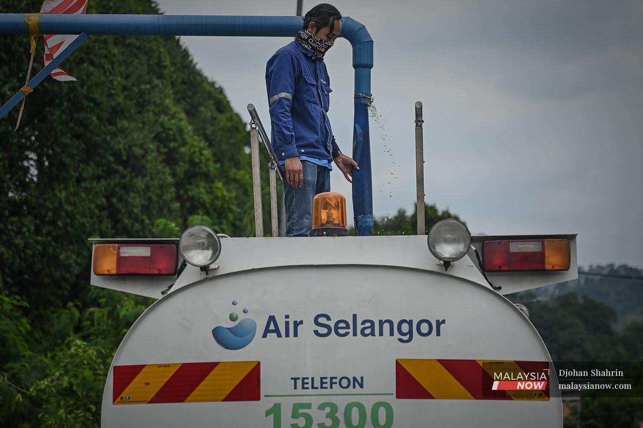 Petugas Air Selangor mengisi air pada tangki lori untuk dibawa ke kawasan terjejas bekalan di sekitar negeri itu.