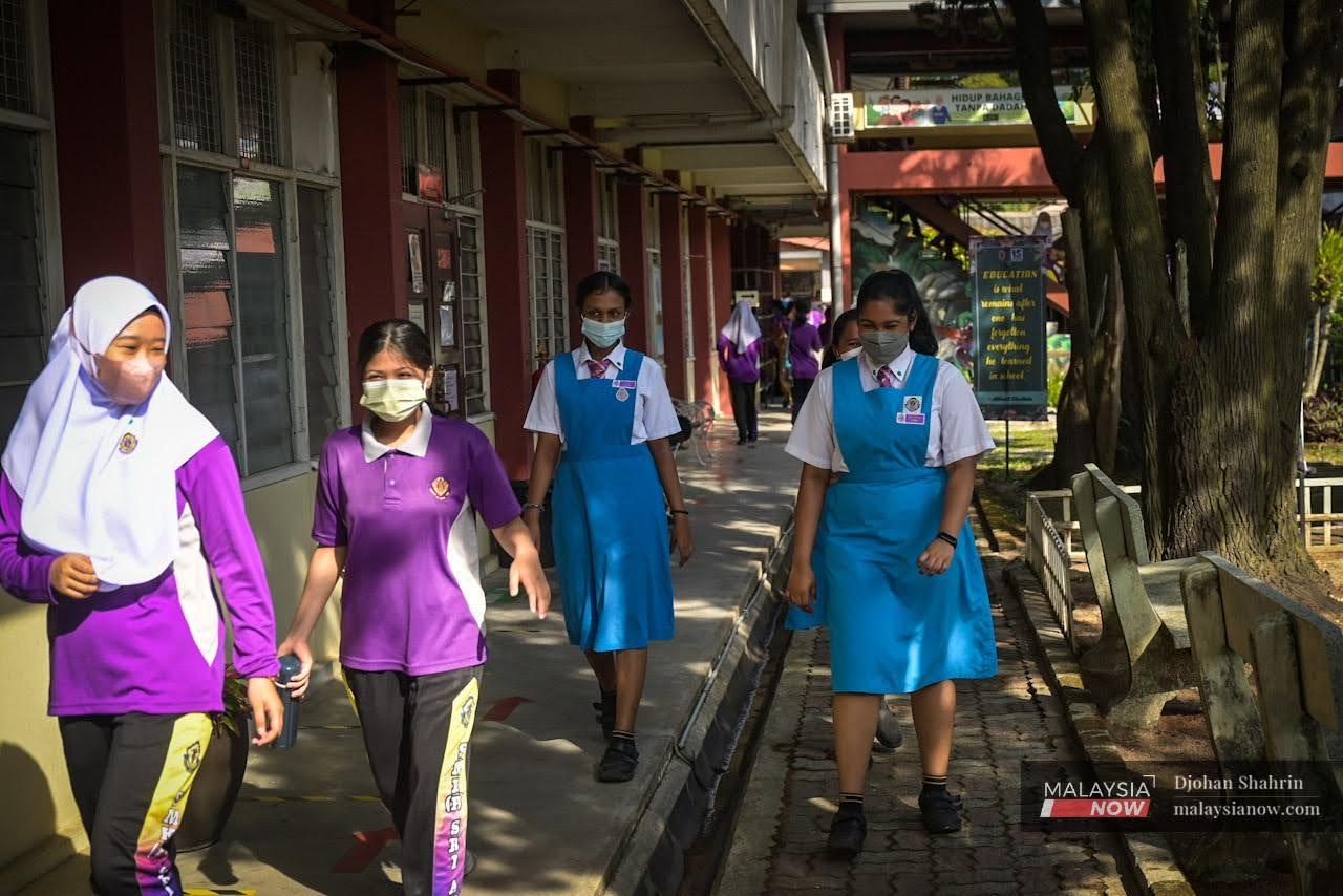 Pelajar memakai pelitup muka ketika sesi persekolahan di Sekolah Menengah Kebangsaan (P) Sri Aman, Petaling Jaya.