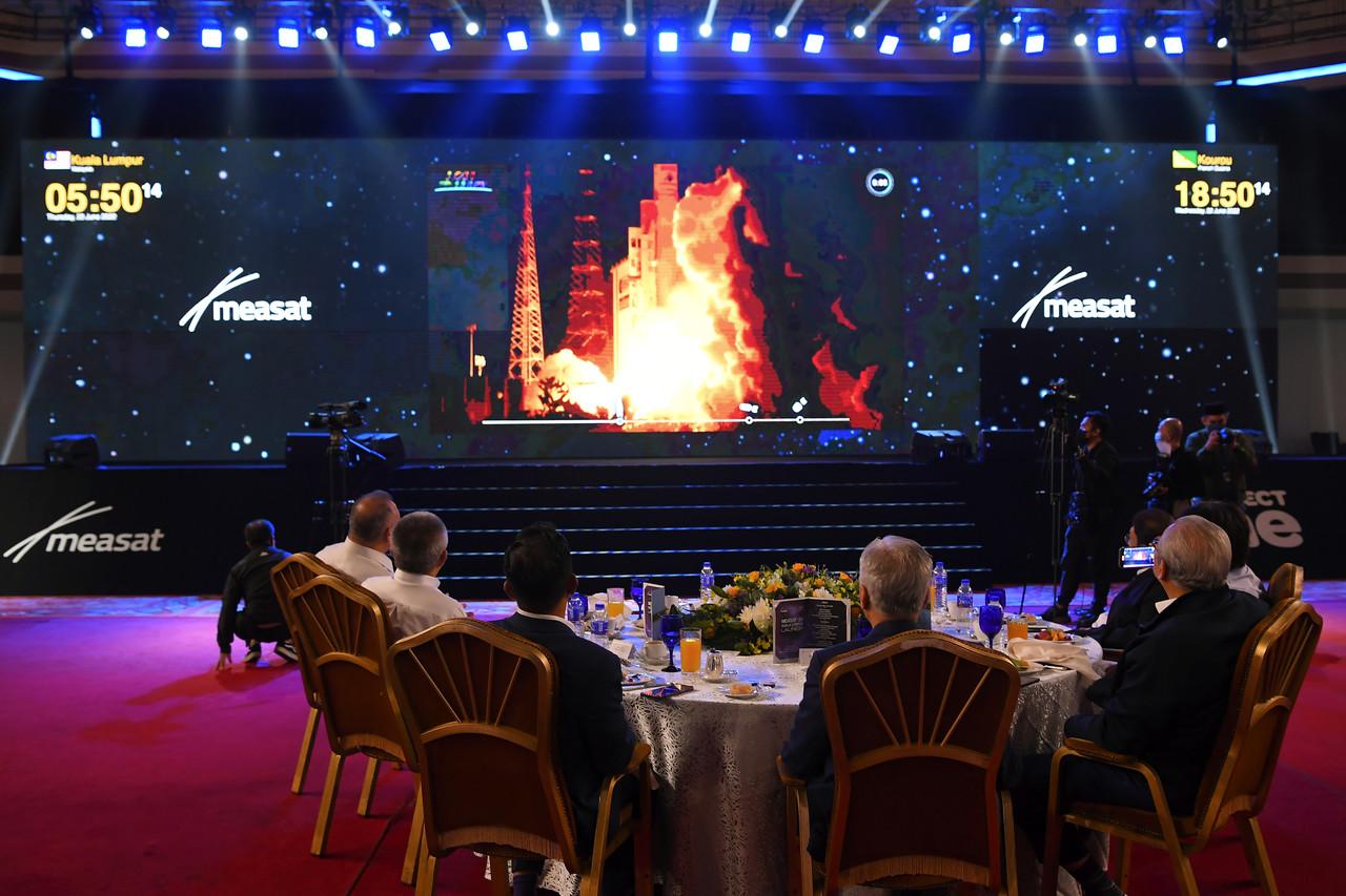 Perdana Menteri Ismail Sabri Yaakob menyaksikan siaran lintas langsung pelancaran Measat-3d dari Kourou Space Centre, French Guiana di Pusat Dagangan Dunia Kuala Lumpur semalam. Gambar: Bernama