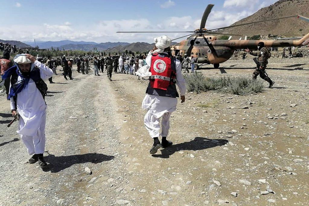 Petugas Persatuan Bulan Sabit Merah Afghanistan di kawasan gempa bumi  Gayan, wilayah Paktika, Afghanistan. Angka kematian bencana itu telah melepasi 1,000 orang setakat ini. Gambar: AFP