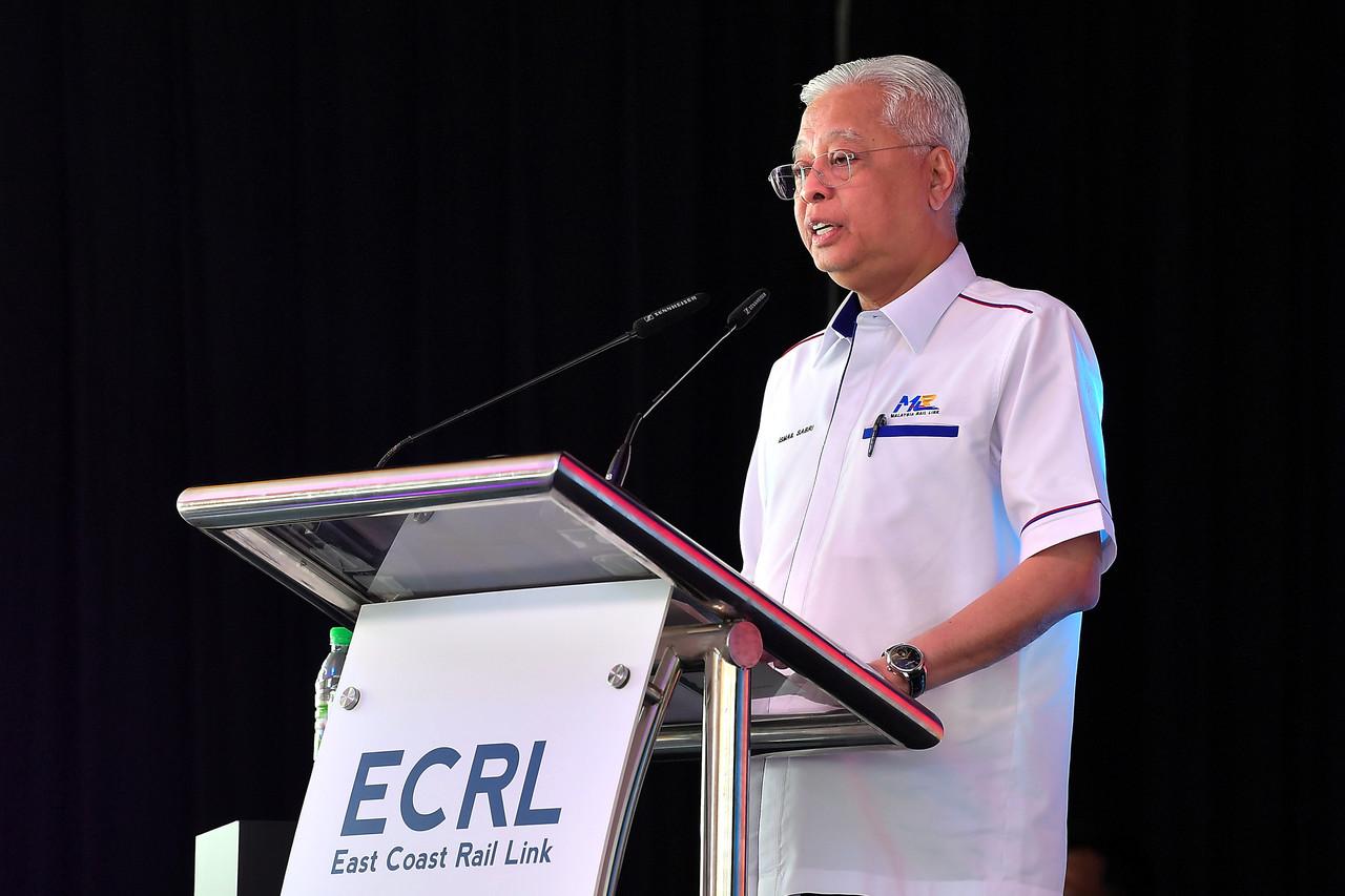 Perdana Menteri Ismail Sabri Yaakob berucap ketika merasmikan pembinaan Terowong Genting East Coast Rail Link (ECRL) di Bukit Tinggi hari ini. Gambar: Bernama