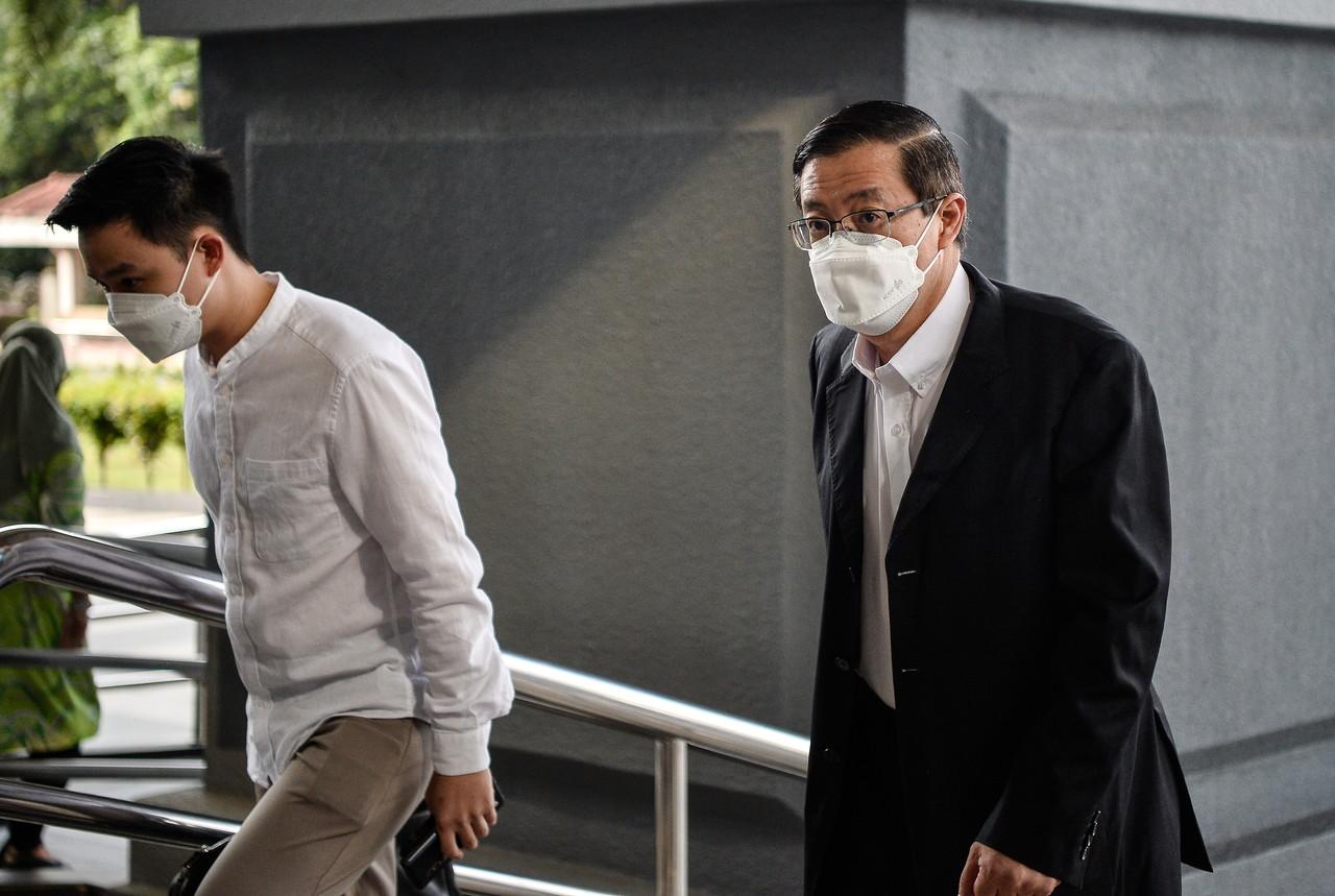 Bekas ketua menteri Pulau Pinang Lim Guan Eng (kanan) hadir di Mahkamah Tinggi Kuala Lumpur hari ini bagi perbicaraan empat pertuduhan rasuah yang dihadapinya membabitkan pembinaan terowong dasar laut dan jalan utama di Pulau Pinang bernilai RM6.34 bilion. Gambar: Bernama