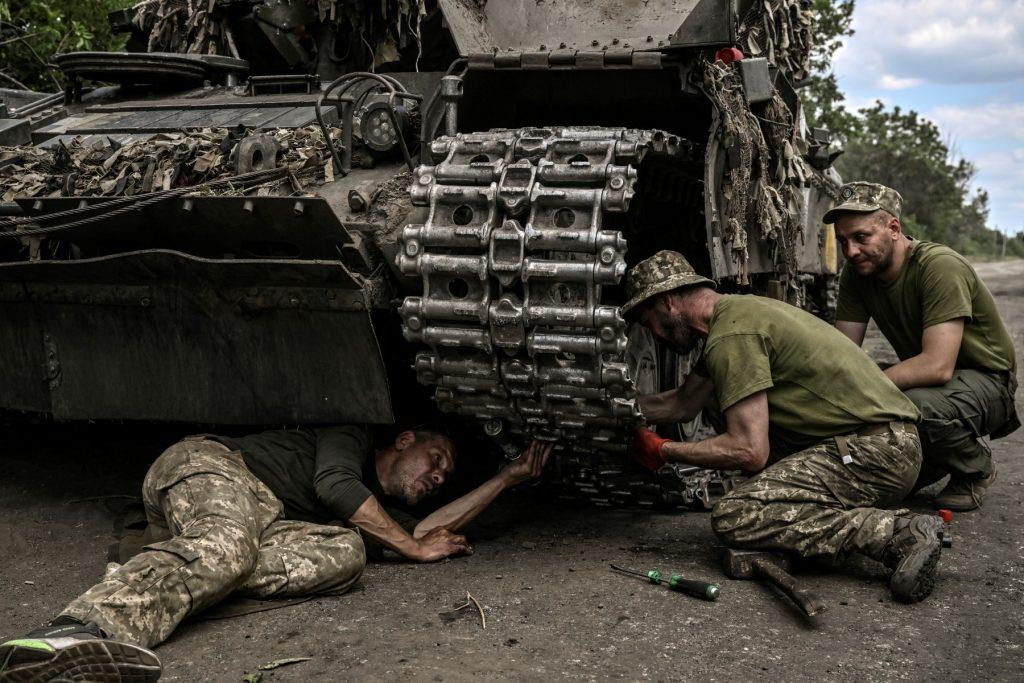 Ukrainian troop members repair an army's Main Battle Tank in the eastern Ukrainian region of Donbas on June 7. Photo: AFP