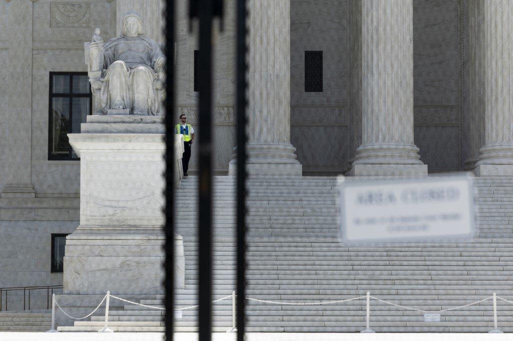 Anggota polis berkawal di bangunan Mahkamah Agung AS di Washington pada 20 Jun 2022. Gambar: AFP