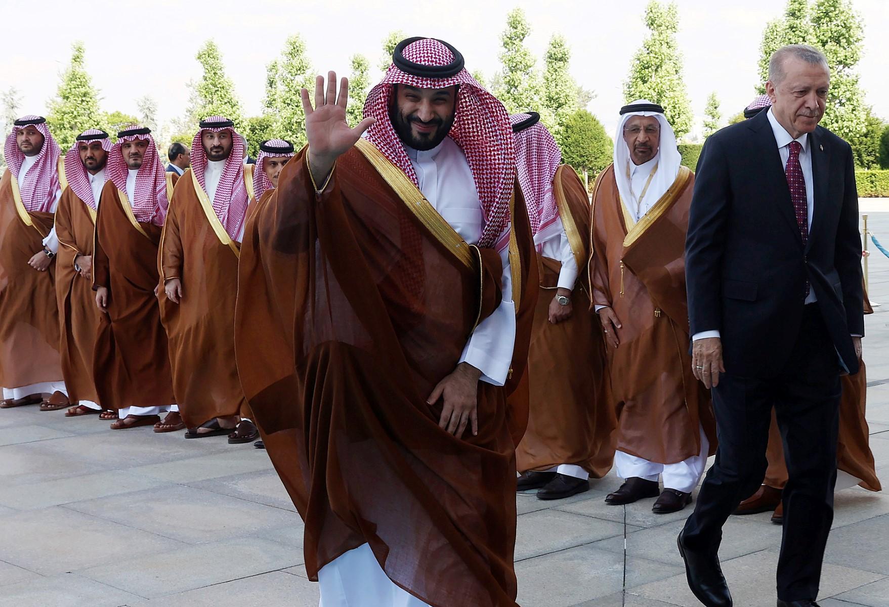 Crown Prince of Saudi Arabia Mohammed bin Salman waves as he is welcomed by Turkey's President Recep Tayyip Erdogan (right) during an official ceremony at the Presidential Complex in Ankara, on June 22. Photo: AFP