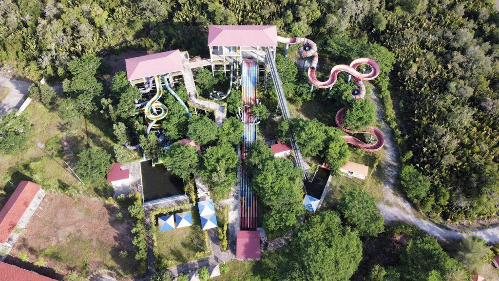 Suasana taman tema air di Bandar Peranginan Borneo Samariang sunyi dan lengang dan tidak terurus ekoran sekatan pergerakan Covid-19.