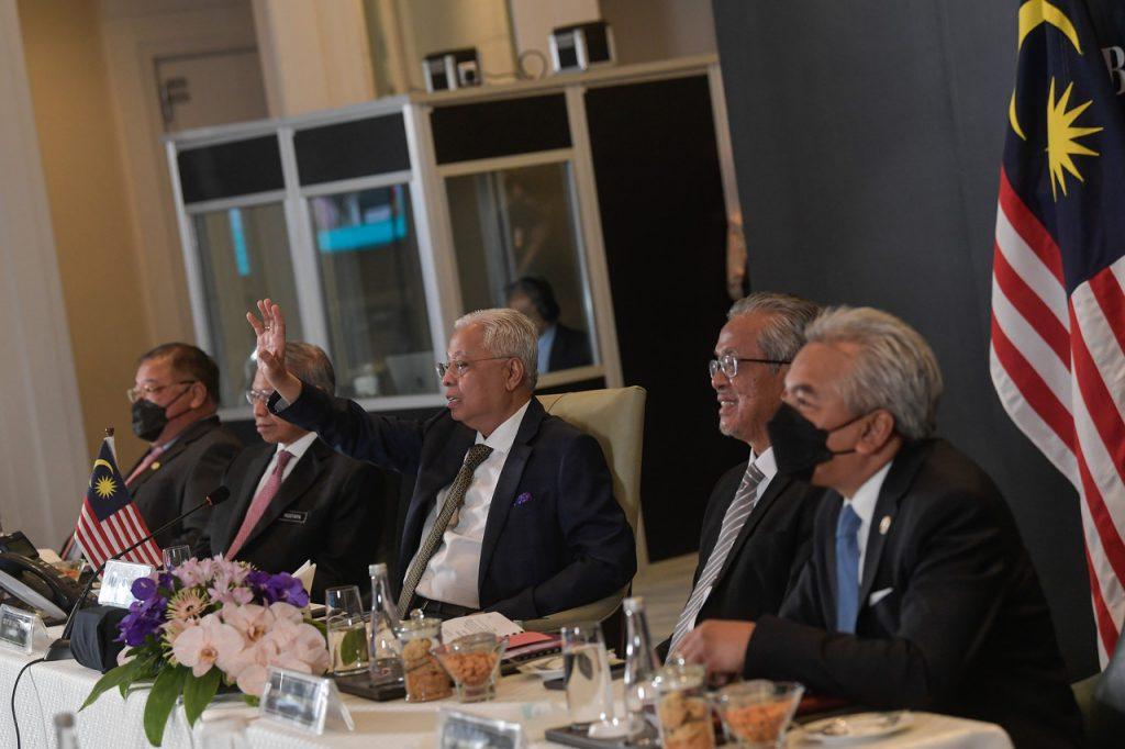 Perdana Menteri Ismail Sabri Yaakob bersama Menteri di Jabatan Perdana Menteri Mustapa Mohamed dan Timbalan Menteri Luar Kamarudin Jaffar pada Dialog Peringkat Tertinggi Mengenai Pembangunan Global anjuran China di sebuah hotel di Kuala Lumpur malam tadi. Gambar: Bernama