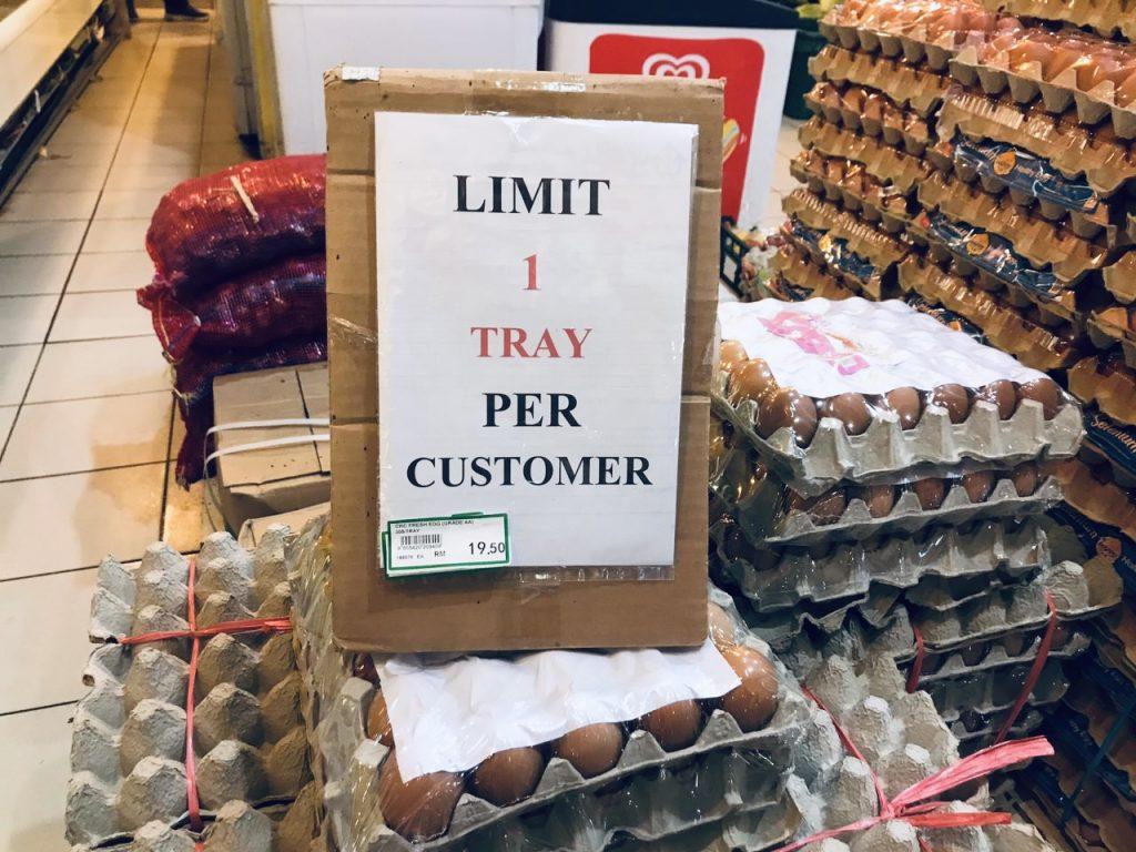 Satu papan tanda di sebuah pasar raya Sarawak memaklumkan pelanggan mereka dihadkan untuk membeli hanya satu papan telur sahaja.