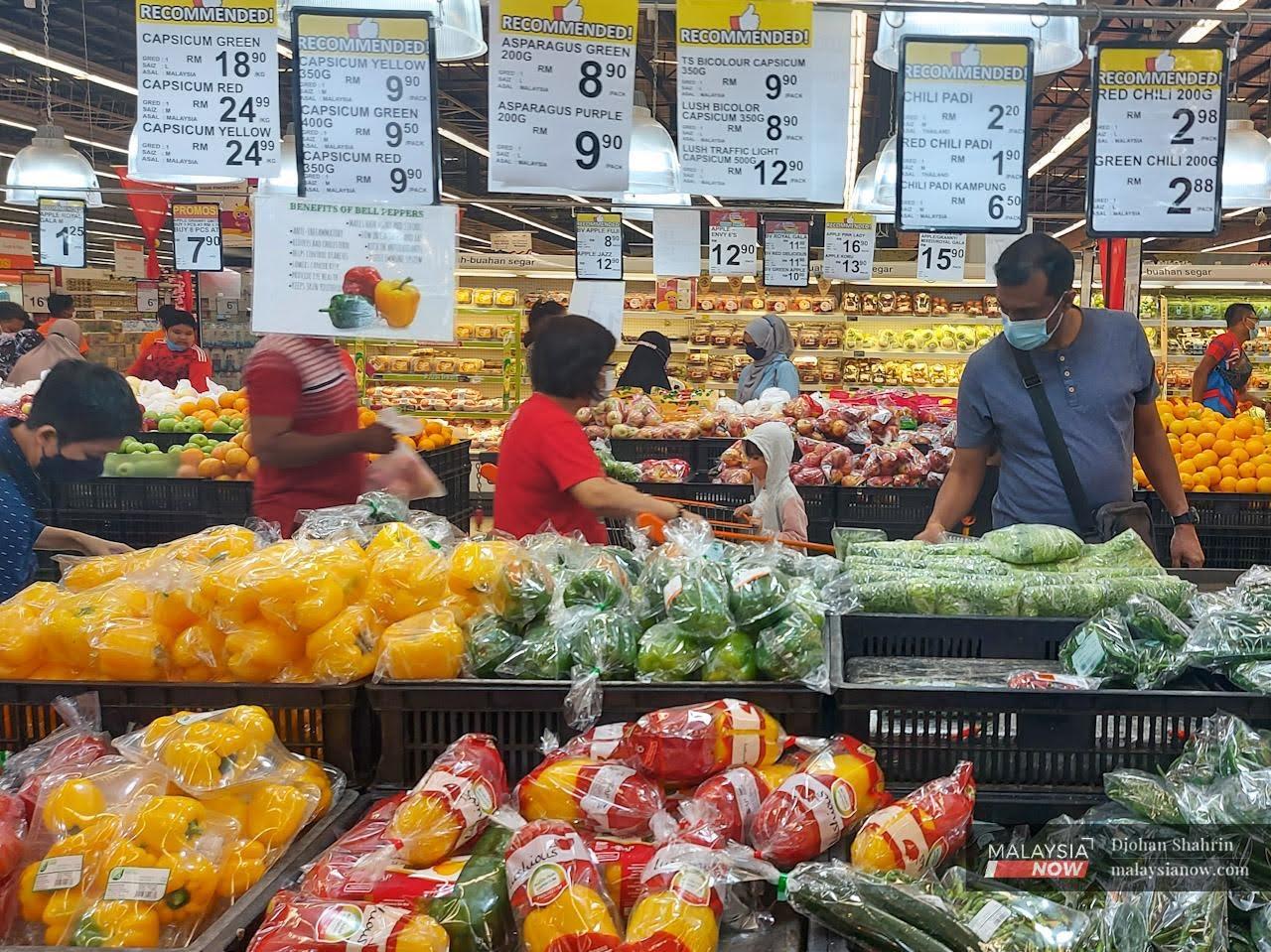 Pelanggan memilih barangan keperluan di sebuah pasar raya di ibu negara Kuala Lumpur.