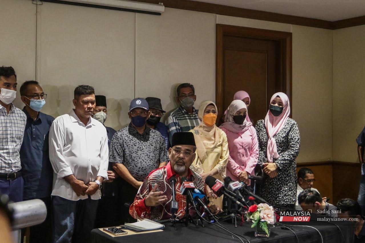 Bekas ahli Majlis Kerja Tertinggi Umno Tajuddin Abdul Rahman pada sidang media di Eastin Hotel, Petaling Jaya hari ini.
