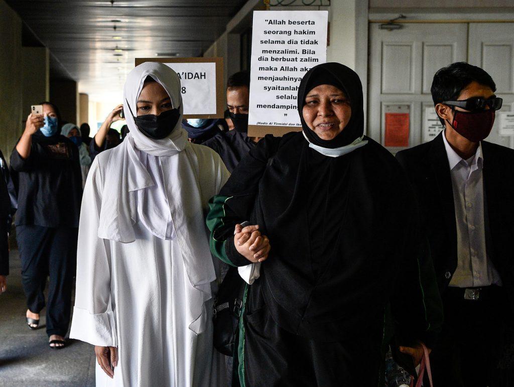 Bekas isteri SM Faisal SM Nasimuddin Kamal, Emilia Hanafi (kiri) di Mahkamah Tinggi Syariah Kuala Lumpur hari ini. Gambar: Bernama