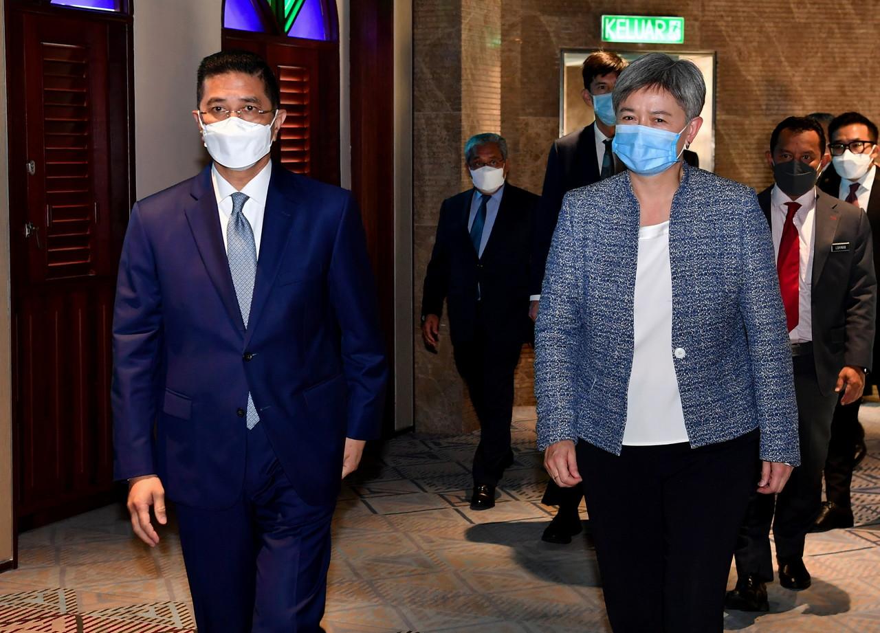 Menteri Kanan Perdagangan Antarabangsa dan Industri Mohamed Azmin Ali terima kunjungan hormat Menteri Luar Australia Penny Wong di Putrajaya hari ini. Gambar: Bernama