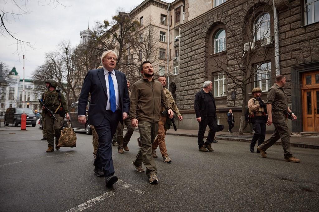 A handout photo released by the Ukrainian Presidential Press Service shows British Prime Minister Boris Johnson (left) and Ukrainian President Volodymyr Zelensky (right) walking in central Kyiv, on April 9. Photo: AFP