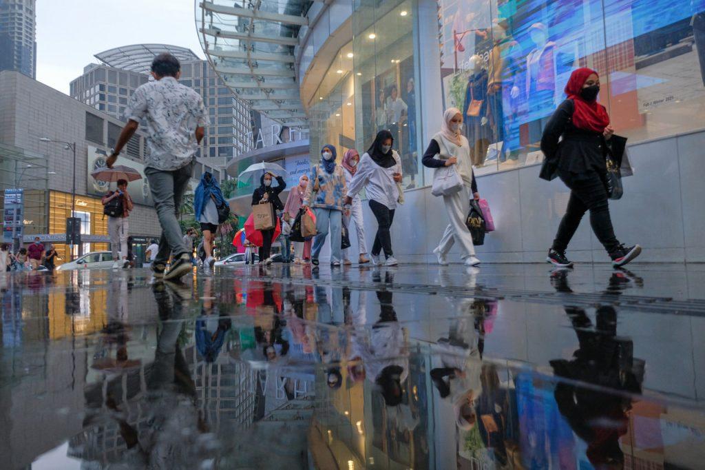 Pedestrians make their way through the rain at the Bukit Bintang shopping district in Kuala Lumpur. Photo: Bernama