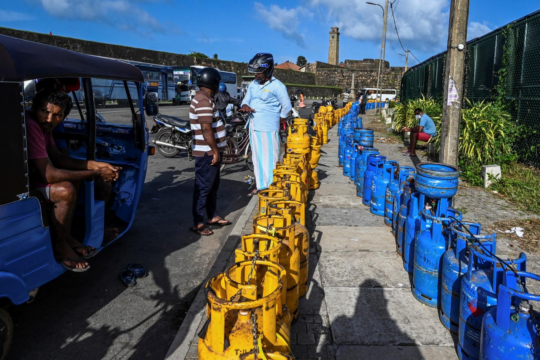 People to buy liquefied petroleum gas cylinders near the Galle International Cricket Stadium in Galle on June 28. Photo: AFP