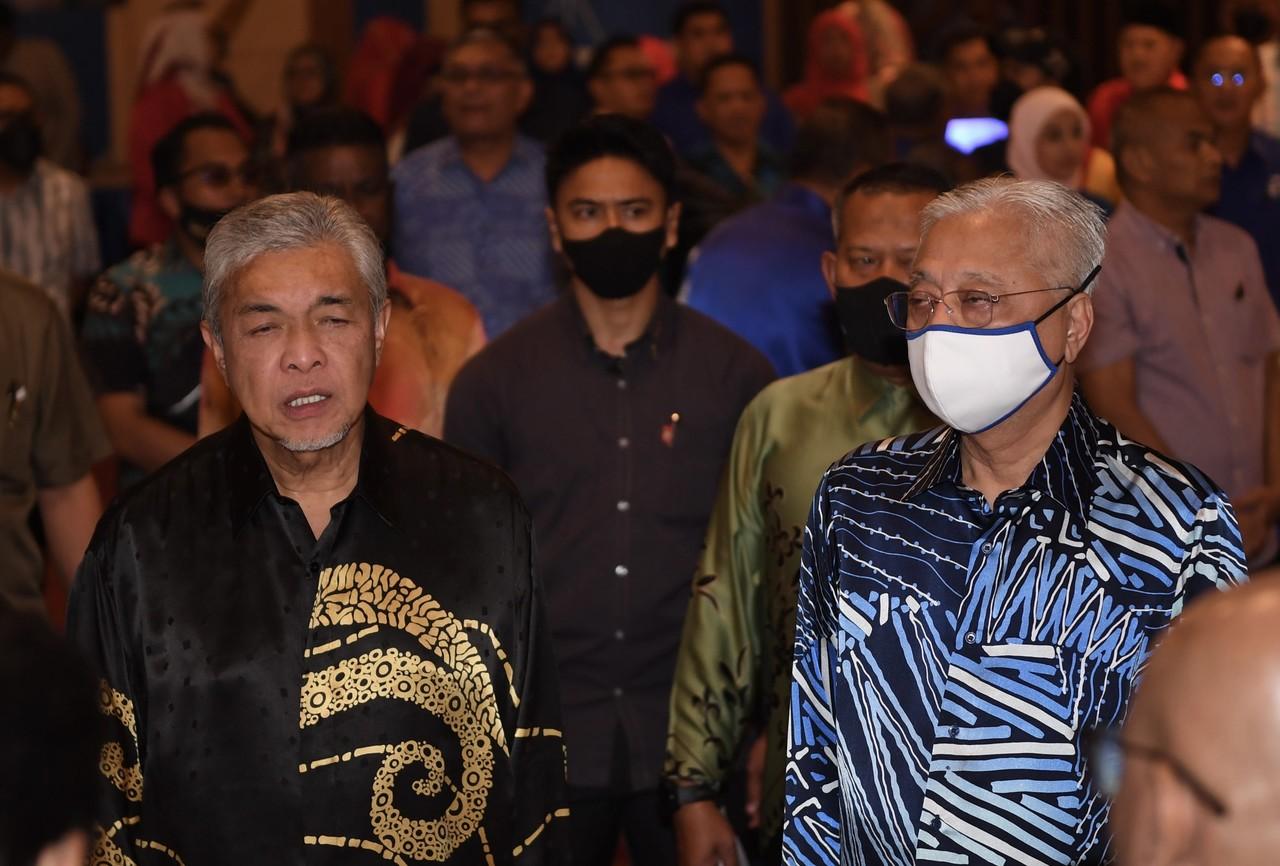 Perdana Menteri Ismail Sabri Yaakob bersama Presiden Umno Ahmad Zahid Hamidi ketika menghadiri Majlis Mesyuarat Tertutup Barisan Nasional di Bangunan Umno Sabah di Kota Kinabalu pada 1 Julai, 2022. Gambar: Bernama