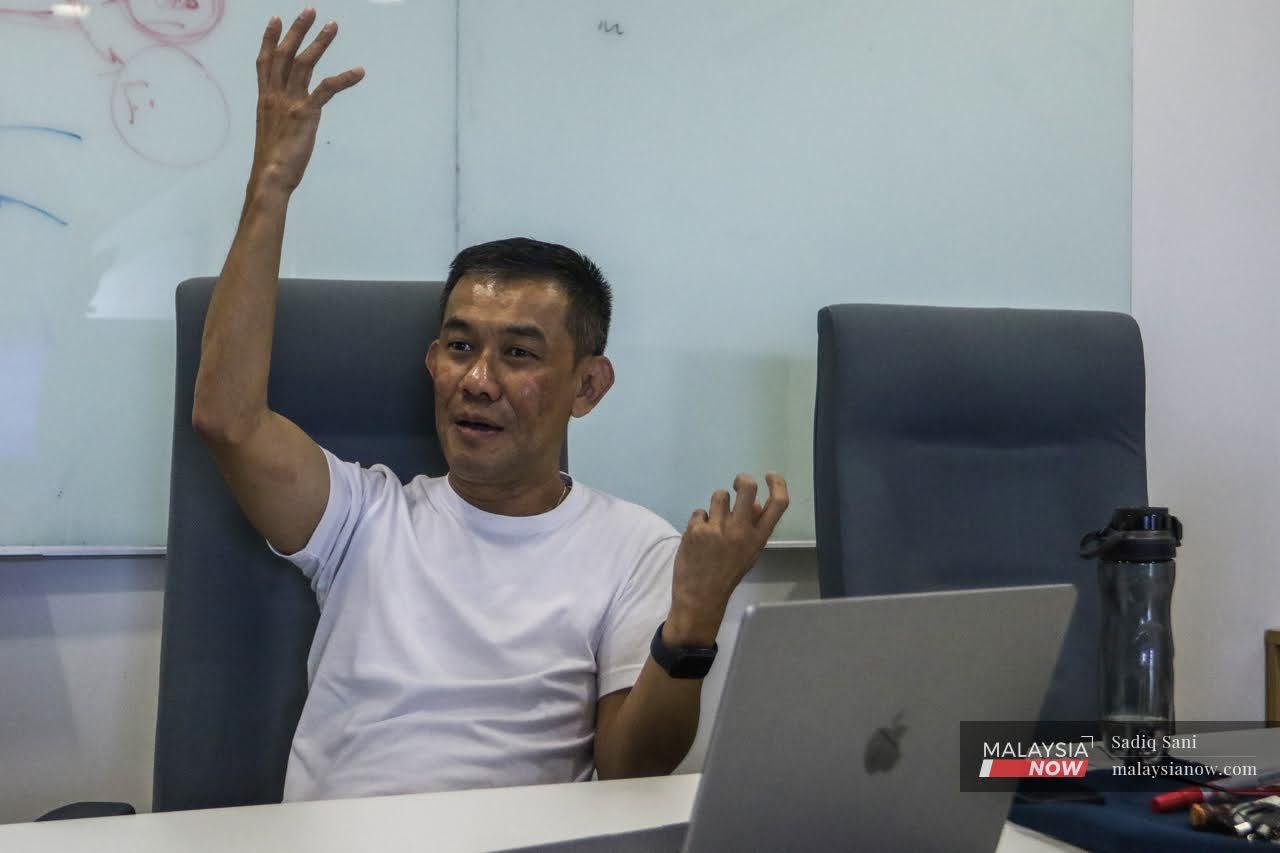 Penumpang AirAsia X Lui Thiam Fah bercakap mengenai usahanya untuk mendapatkan bayaran balik bagi penerbangan yang dibatalkan di pejabatnya di Puchong.