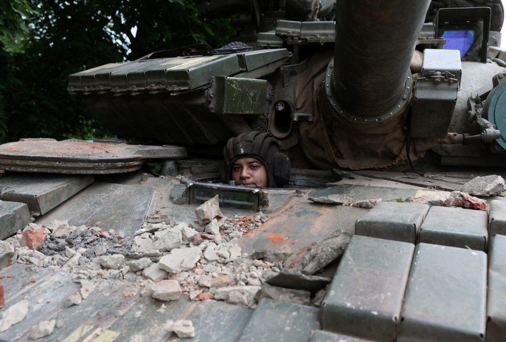 A Ukrainian serviceman peers out from a tank at a front line position near Kostyantynivka, Donetsk region on June 18. Photo: AFP